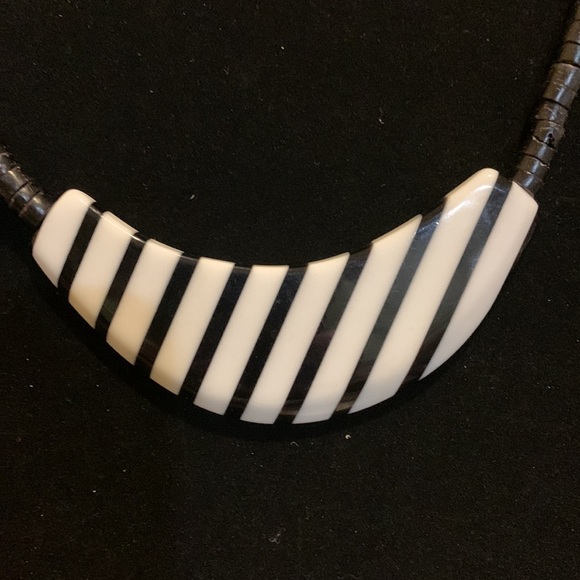 Vintage black/white beaded necklace with spring clasp - Picture 2 of 4